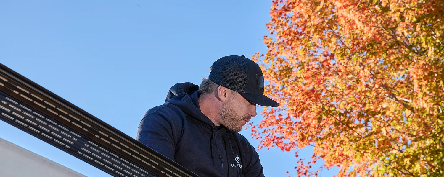 Installateur examinant une gouttière