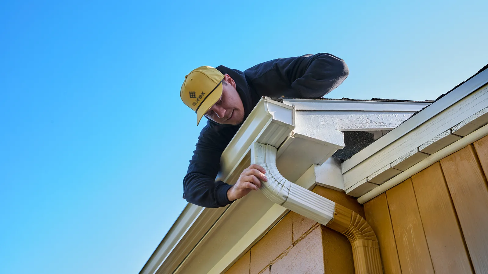 Installation de soffite et de fascia blancs