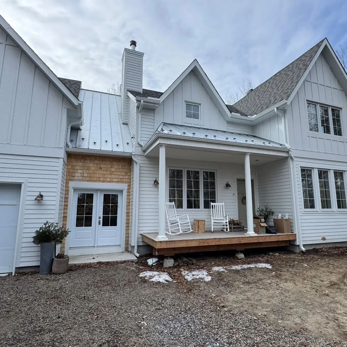 Black gutters on light siding — Gouttières Design
