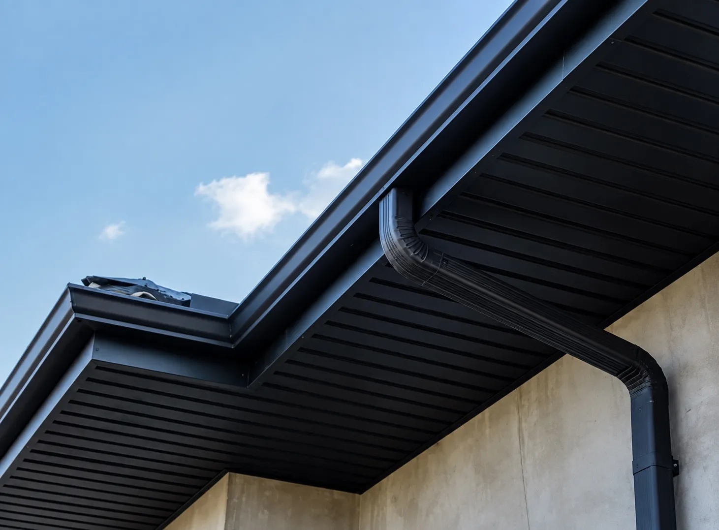 Équipe de Gouttières Design installant un soffite